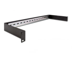 DeLock 19″ DIN-skinnepanel i sort, 1U, set skråt forfra med den lange metalskinne og sideflanger synlige.