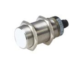 Carlo Gavazzi induktivaftaster IA30ELF10UCM1 med M30-gevindhus og rund følerflade, set skråt forfra.