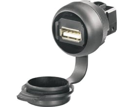 Weidmüller paneludtag IE-FCM-USB-A med USB-A port og beskyttende låg, fremstillet af sort plast med IP65-klassificering.