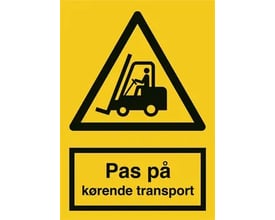 Advarselsskilt i A4-størrelse med sort gaffeltrucksymbol og teksten 'Pas på kørende transport' på gul plast.