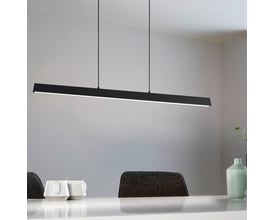 EGLO CONNECT SIMOLARIS-Z langbordspendel i sort, tændt med varmt hvidt lys over et spisebord med kopper og vase.