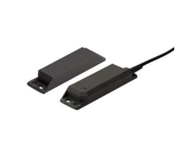 Omron berøringsfri dørkontakt med aflang grå plast sensor og tilhørende magnetisk del, klar til montering.