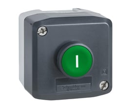 Schneider Electric Harmony XALD102E trykknapkasse i grå og mørkegrå plast med én grøn, rund trykknap set skråt forfra.