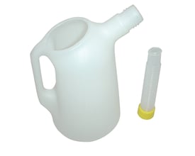 Hvid plast oliemåler på 5 liter med håndtag og flexstuds ved siden af, klar til brug.