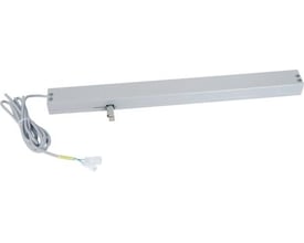 Vinklet view af WindowMaster WMX 826-1W400S kædemotor i hvid, med et udtrækkeligt stempel og et tilsluttet gråt kabel med ledninger.