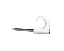 Nærbillede af en enkelt Schneider Electric TC hvid kabelclips med et 2.0x30mm søm for montering af runde kabler.