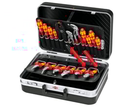 Knipex værktøjskuffert "elektro" åben med 20 VDE-godkendte dele, herunder skruetrækkere og tænger i sort ABS-kuffert med aluminiumsramme.