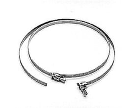 Nærbillede af Lindab TKS315 spændebåndets galvaniserede låsemekanisme og tandede stålrem.