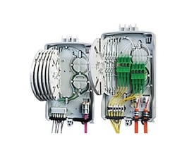 CommScope BUDI 2S splice/patchbox, IP55, vist åben med interne kabelføringer og plads til 8 SC simplex eller 6 LC duplex adaptorer.