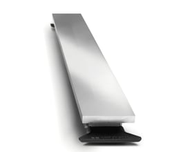 Unidrain HighLine panel i håndpoleret stål med en længde på 1000 mm, vist på hvid baggrund med en sort monteringsklods.