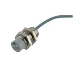 Induktiv M18-aftaster fra Carlo Gavazzi med 14 mm rækkevidde, IO-Link og kort IP67-hus, set skråt forfra med kabel.