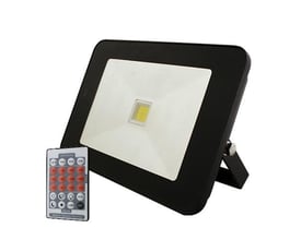 Sort Slimline LED projektør med bevægelsessensor og fjernbetjening på hvid baggrund.