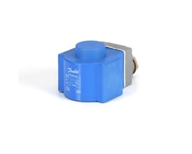 Vinklet billede af Danfoss spole BG240AS, viser den blå indkapsling og grå bagmontering med et stik.