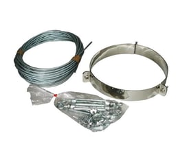 Metalbestos bardunsæt til skorsten med 10 meter wire, bardunbånd og øvrige metaldele samlet på hvid baggrund.