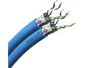 Schneider Electric Actassi CL-MX Cat 6A F/FTP dobbelt netværkskabel, blå halogenfri yderkappe, 500m. Synlig F/FTP skærm og snoede par inde i kablet.