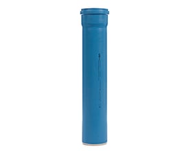Blåt dBLUE afløbsrør på Ø75 mm og 3000 mm med muffe, vist stående med muffen øverst.
