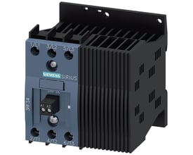 Siemens 3RF3 solid-state kontaktor til 3-faset drift, 16A, 48-480V, 24VDC. Enheden har tydeligt mærkede terminaler og køleribber.