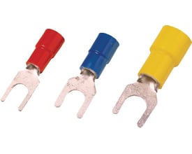 Nærbillede af tre Weidmüller ringkabelsko med rød, blå og gul PVC-isolering, der viser metalspidsen.