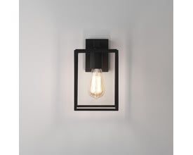 Astro 8048 Box Lantern væglampe i sort med E27 fatning og synlig filamentpære, monteret på en hvid væg.