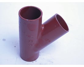 Rødt SML grenrør i støbejern med 150mm dimensioner og 45 graders vinkel, uden muffe, står på hvid baggrund.