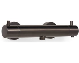 Termostatarmatur i gun metal finish med 1/2" afgang, inklusive koblinger og rosetter, vist på hvid baggrund.