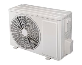 Lysegrå GREE Cosmo 18K udedel set skråt forfra med stor rund ventilator og tilslutningsdæksler på siden.