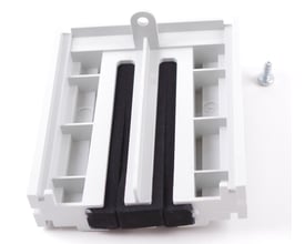 CommScope BUDI-S-PTS/BUDI-S forseglingsblok, 48 x 3 mm, set skråt med hvide føringsrum, sorte tætningslister og en løs skrue.