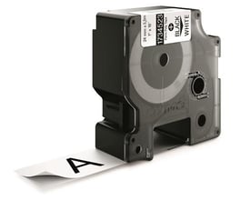 Dymo Rhino industri tape permanent polyester 24mm sort på klar baggrund, med sort mærkat med bogstavet A der kommer ud af kassetten.