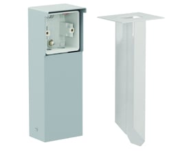 Niko Hydro stikkontaktsøjle i grå med et åbent rum til montering af et modul, ved siden af et hvidt monteringsspyd til jordinstallation.