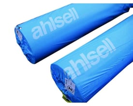 Unico Geotekstil TB1 NGS1 ruller i blå UV-bestandig emballage med "ahlsell" logo på hvid baggrund.