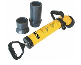 Ironside afløbsrenser med gul pumpe, sort håndtag og lige 95 mm dyse samt to ekstra dyser ved siden af.