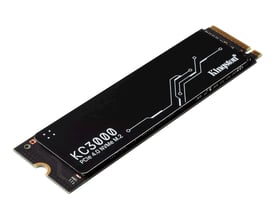 Kingston KC3000 NVMe SSD på M.2 2280-kort med sort overflade og synlige tilslutningskontakter, 4 TB.