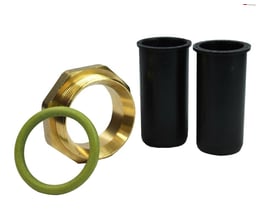 Isiflo gas-kit med 32mm messing omløbsmøtrik, NBR O-ring og to sorte støttebøsninger, isoleret på hvid baggrund.