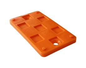 Knudsen K-Klods 45C i orange plast, måler 5 x 45 x 80 mm, med ni firkantede fordybninger og fire små fødder.