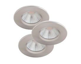 Tre Philips Lighting Dive indbygningsspots i mat krom, 5W LED, med klar frontlinse og sølvfarvet kant.