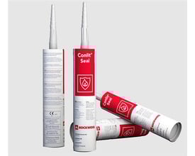 To fulde patroner og én liggende Conlit Seal 800 brandfugemasse fra Rockwool i hvid og rød emballage på grå baggrund.