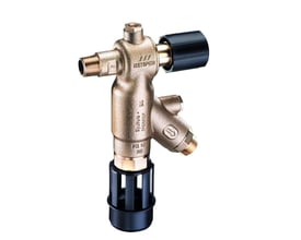 Kemper tilbagestrømningssikring med 3/4" gevind og 57,5mm byggelængde i messing med sort plast detaljer.