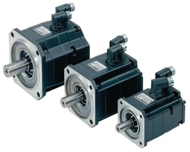 Tre Siemens 1FT7 servomotorer i forskellige størrelser, vist med aksel, flange og tilslutningsstik på hvid baggrund.