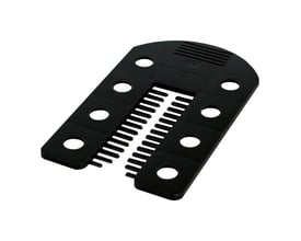 Sort Fixbrik afstandsbrik på 75 x 45 x 2 mm med rundede hjørner, huller langs siderne og en kamformet åbning.