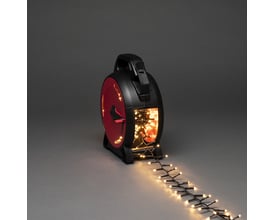 Konstsmide cluster lyskæde med 400 ravfarvede LED lys på en sort kabeltromle med røde detaljer og grå baggrund.