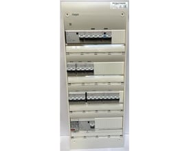 Færdigmonteret Gamma 4R gruppetavle i hvid med diverse sikringer og HPFI-relæ, mærket Hager.