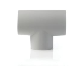 Isogena T-stykke i grå plast med 94 mm diameter, viser en side af fittingen med tre lige store åbninger til rør.