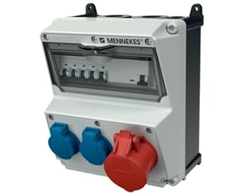 Mennekes AMAXX tavle set forfra, med tydelig visning af automatsikringer bag en klar låge og forskellige stikkontakter.