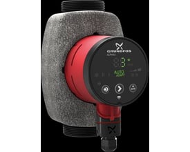 Detaljebillede af Grundfos ALPHA2 cirkulationspumpens hoved med isolering, der viser det digitale display og betjeningsknapper.