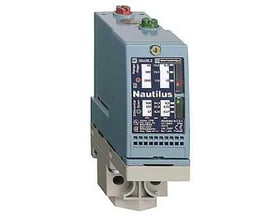 Schneider Electric Pressostat XML-B med variabel skala, viser 20 bar tryk og justerbar differential på blågrå enhed med display.