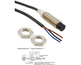 Omron induktiv aftaster LITE med M12 gevind, kort nikkel-messing krop, uafskærmet, 8 mm detekteringsafstand og 2m kabel med 3 ledninger.