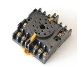 Omron 14-polet DIN-skinne/overflademonteringssokkel med skrueklemmer og monteringshul i midten.