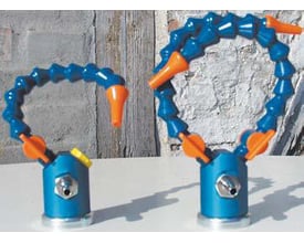 Magnetfod med Loc-Line slange, 1/4", med to blå leddelte slanger og orange dyser, placeret på et bord.