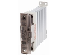 Omron G3PE solid state relæ til 12-24V DC med integreret køleplade og monteringsbeslag på hvid baggrund.
