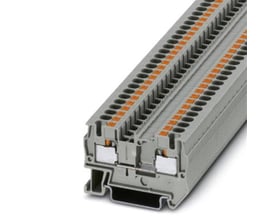 Nærbillede af Phoenix Contact PT 4 gennemgangsklemme med push-in-tilslutning, viser de orange trykknapper og grå terminalblokke.